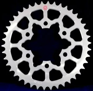 Corona 38 denti Ergal Sitta CERCHI ROTOBOX - Kawasaki W800 11-14, Suzuki GSX-R 750 96-99 (e varie vedi desc.), catena 520, codice 204Z38 chiara